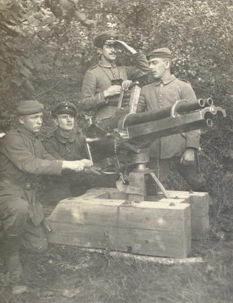 Soldats avec le canon — photographie historique